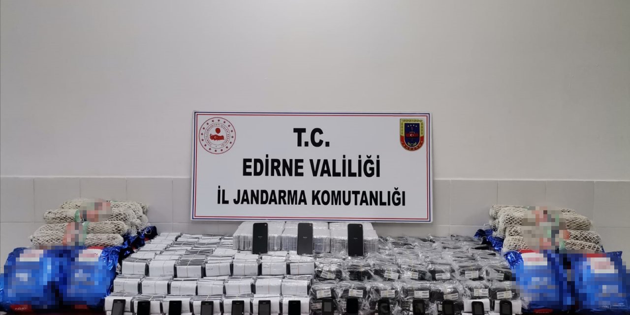 Edirne'de kaçak cep telefonu, içki, parfüm ve domuz eti ele geçirildi