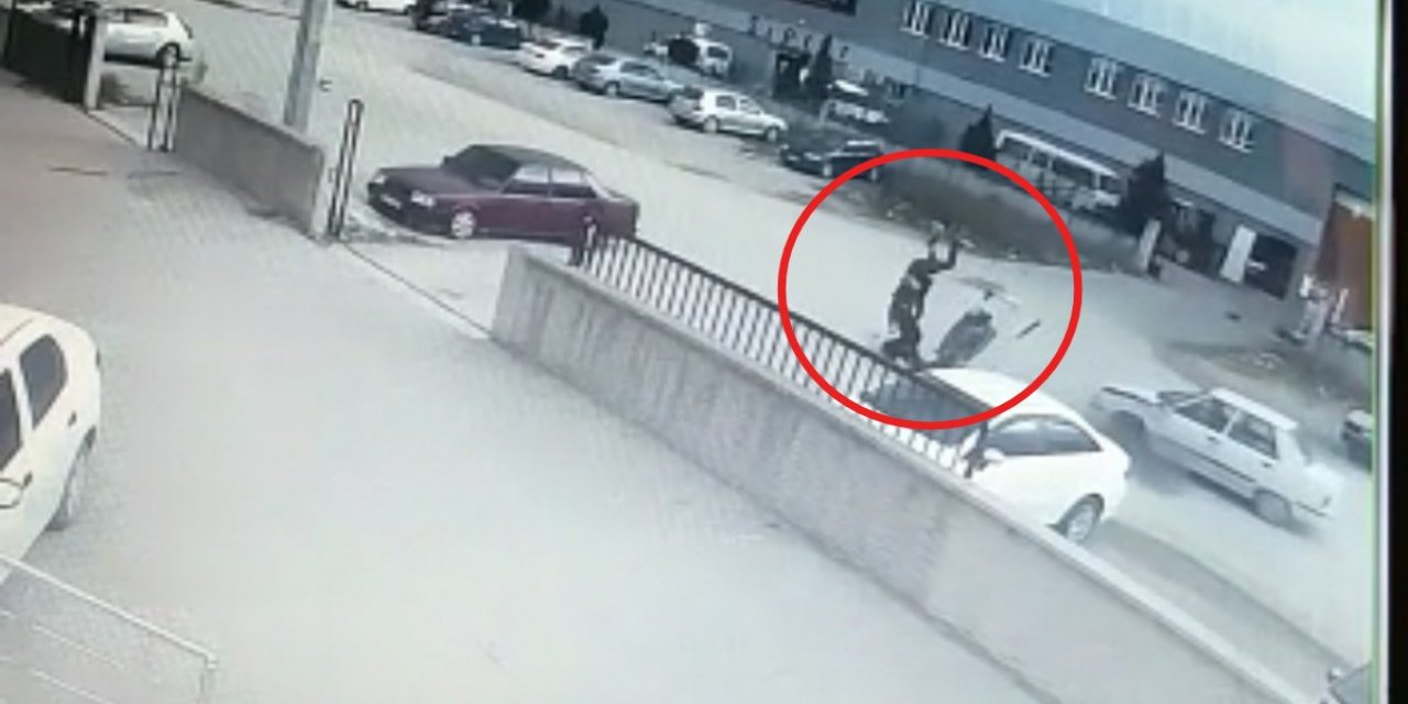 Otomobile çarpan motosikletteki 2 kişinin 20 metre sürüklendi