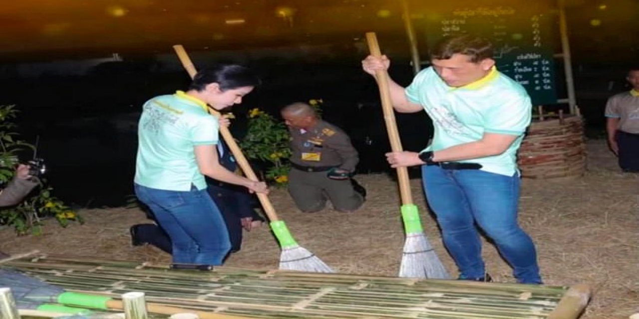 Tayland Kralı Vajiralongkorn elinde süpürgeyle cezaevini süpürdü