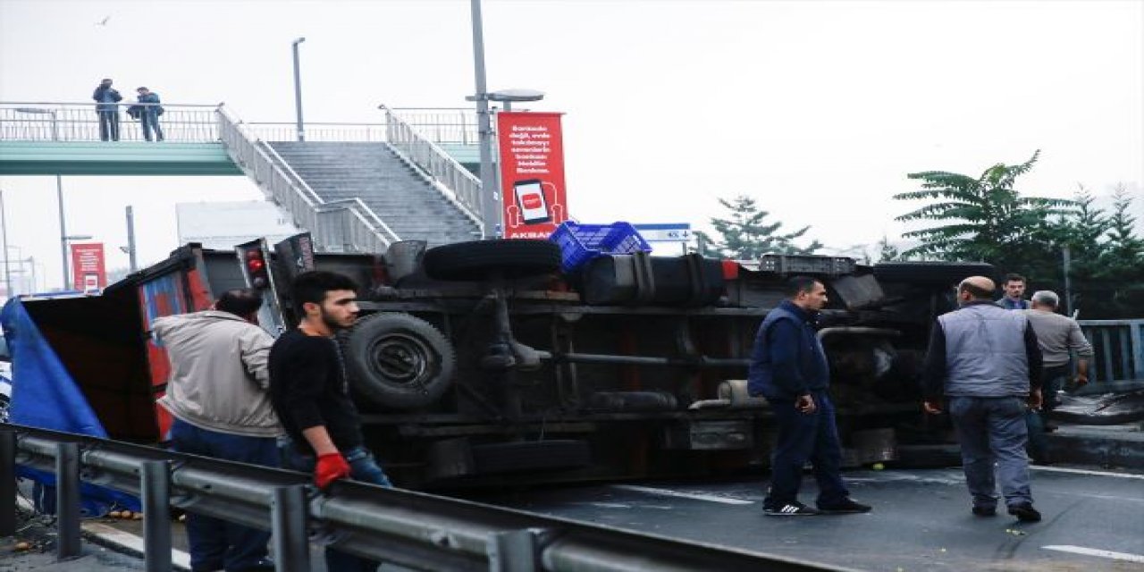 D-100 KARAYOLU'NDA DEVRİLEN KAMYONET TRAFİĞİ ALT ÜST ETTİ