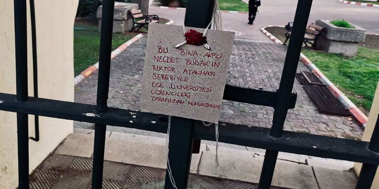 Boğaziçi Üniversitesi’ne rektör olarak atanmasının ardından tepkiler sürüyor: Ege Üniversitesi öğrencileri, atama ile rektör olan Prof. Dr. Necdet Budak’a karşı üniversiteyi mühürledi. 