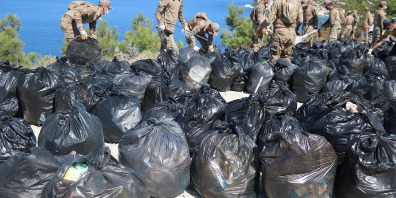 Foça'da doğayı duyarsız eller kirletti, çevre dostu eller temizledi