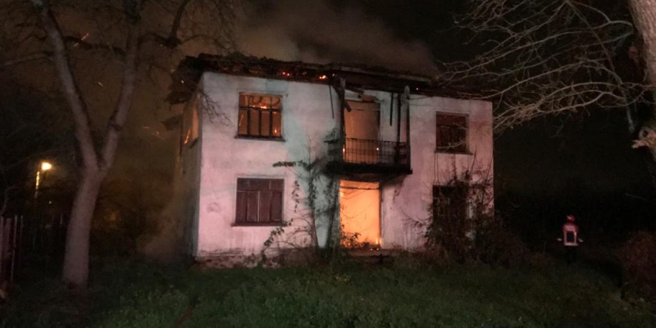 Hendek'te 2 katlı ev çıkan yangın kullanılmaz hale geldi 