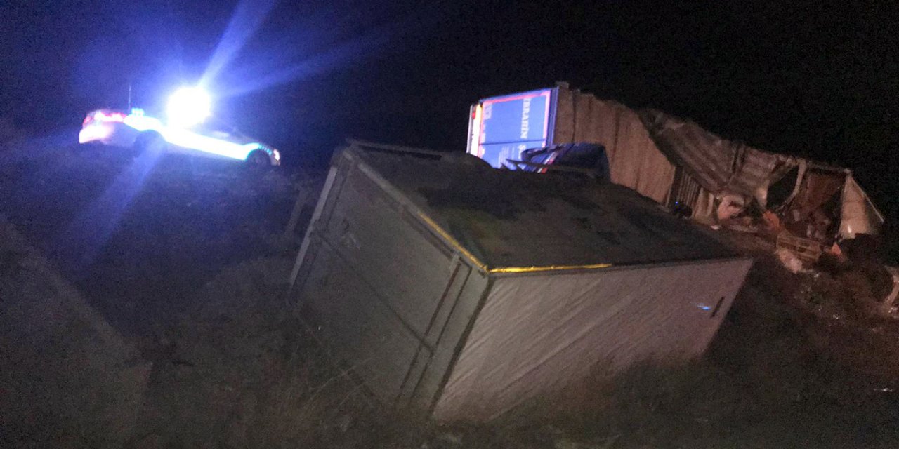 TIR, jandarma aracı ve otomobile çarptı: 2’si uzman çavuş 6 yaralı