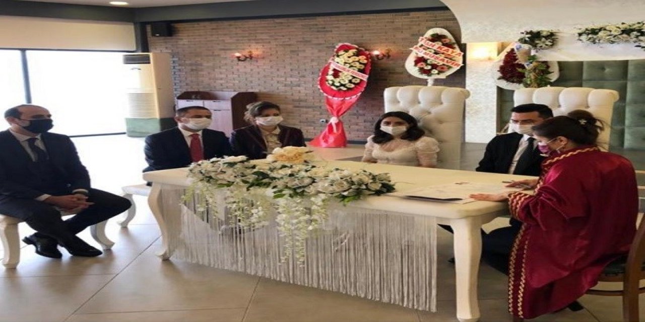 Çanakkale Valisi Aktaş, Bozcaada Kaymakamı Bahar Kaya�nın nikah şahidi oldu