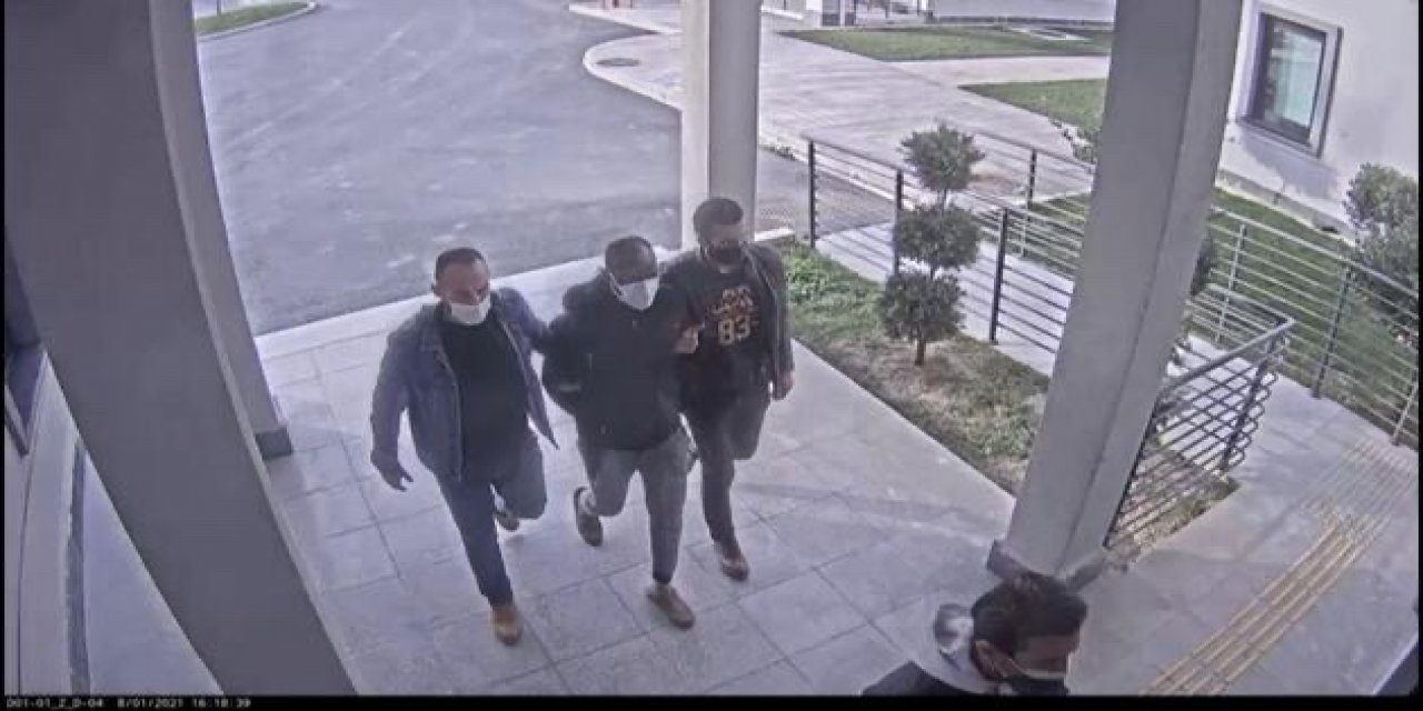 İSTANBUL HAVALİMANI'NDA YAKALANAN GANALI YOLCUNUN MİDESİNDEN UYUŞTURUCU ÇIKTI