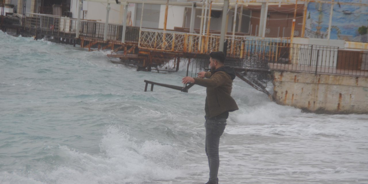 Bodrum'da dev dalgalar sahilleri dövdü