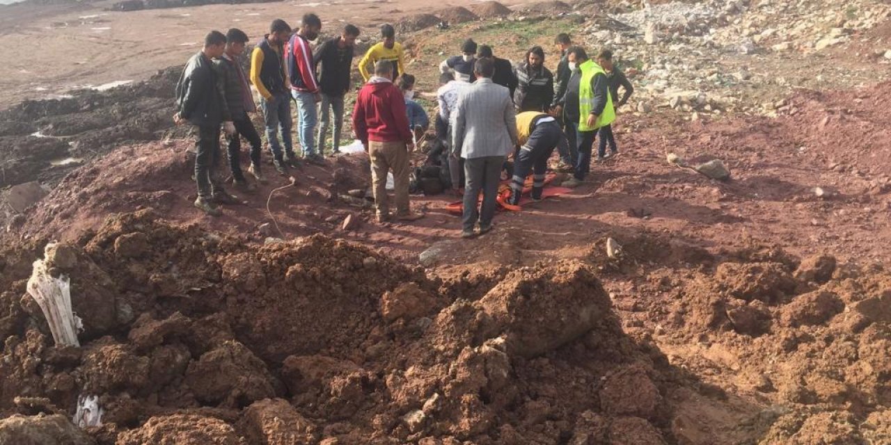 Toprak altında kaldı arkadaşları kurtardı