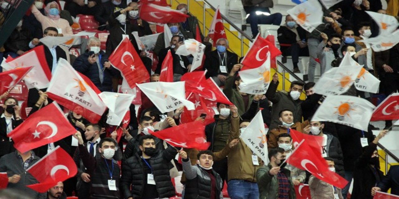 Koronavirüse aldırmadılar... AKP Kongresi'nde sosyal mesafe hiçe sayıldı!