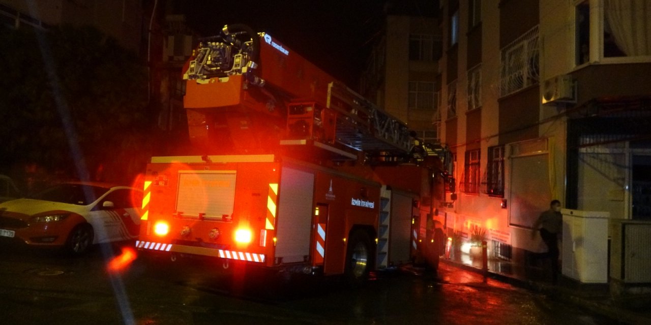 İzmir'de yanan evde bulunan anne ile kızı hastaneye kaldırıldı.