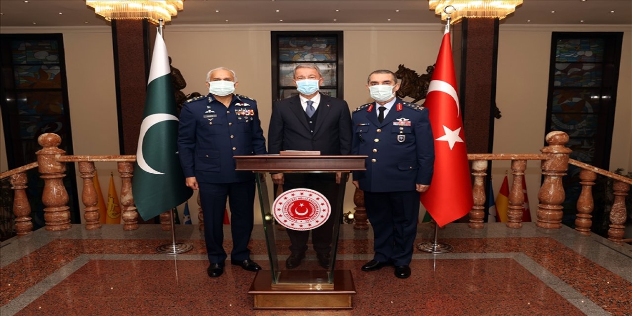 Bakan Akar, Pakistan Hava Kuvvetleri Komutanı Khan'ı kabul etti