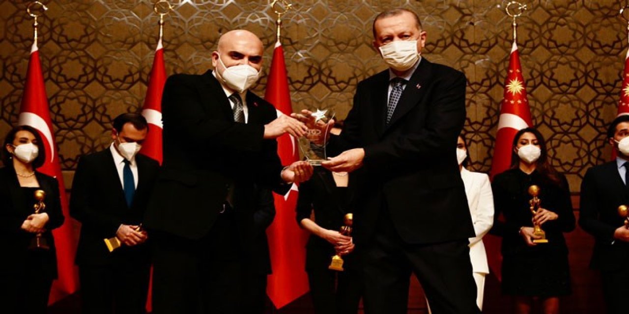 Yandaş medyanın hedefindeki isme Erdoğan'dan plaket...
