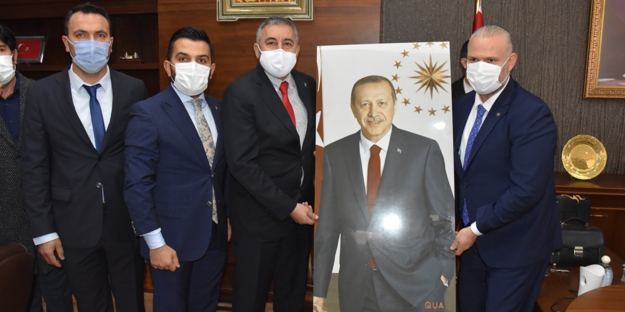 Menemen'de AKP'nin ilk icraatı "Erdoğan fotoğrafı" oldu! 5 para top atıldı...