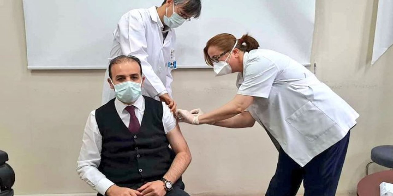 Sosyal medya ayağa kalktı... Aşı olan AKP’li vekile tepki!
