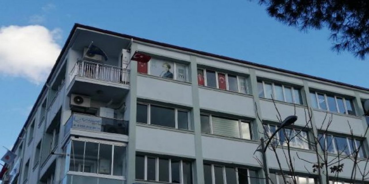 İYİ Parti karıştı! Ümit Özdağ krizi...  51 kişi istifa etti; parti binasının kilidi değiştirildi!
