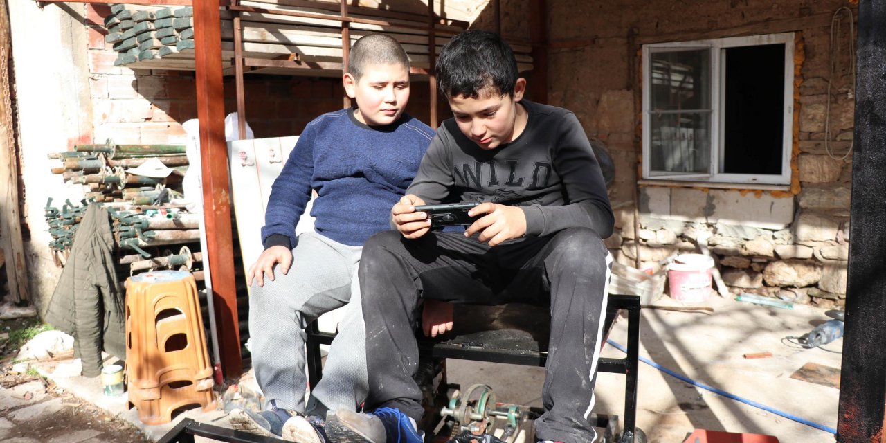 Diziden etkilenen kuzenler, hurda atıklarla araç yapıyor