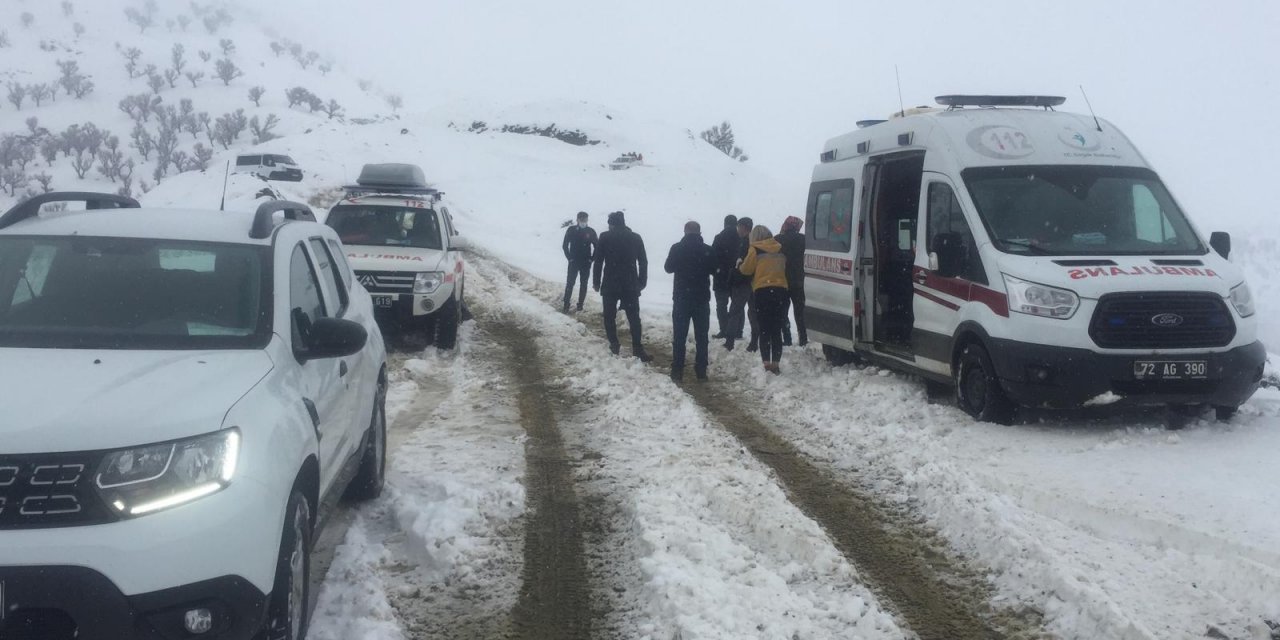 Şarampole yuvarlanan kamyonetten savrulan 2 yaralıyı, donmaktan köylüler kurtardı