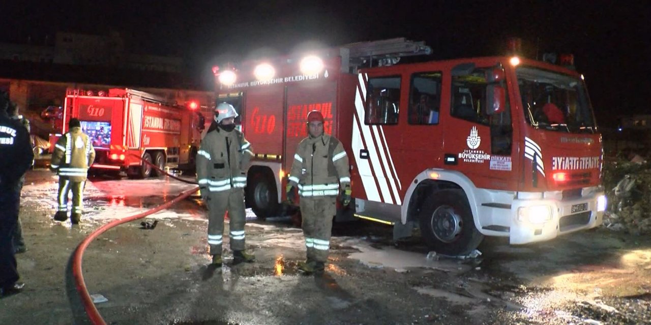 Maltepe'de geri dönüşüm deposunda yangın