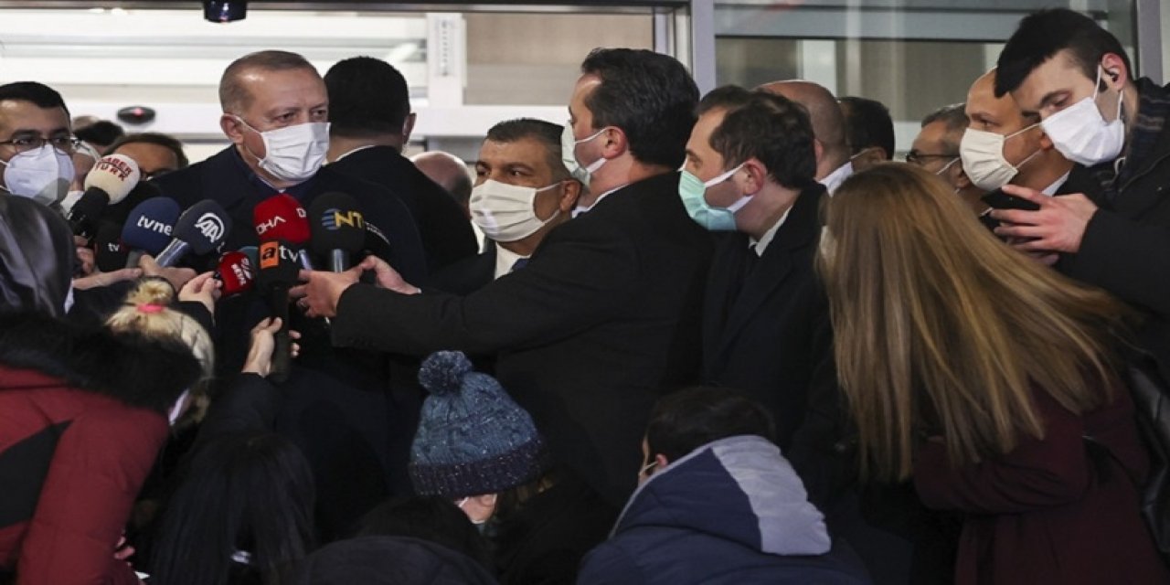 Erdoğan'ın koronavirüs aşısı vurdurmaya gittiği görüntülerde Bilal Erdoğan'ı görenlerin dikkatini  Berat Albayrak'ın olmaması çekti