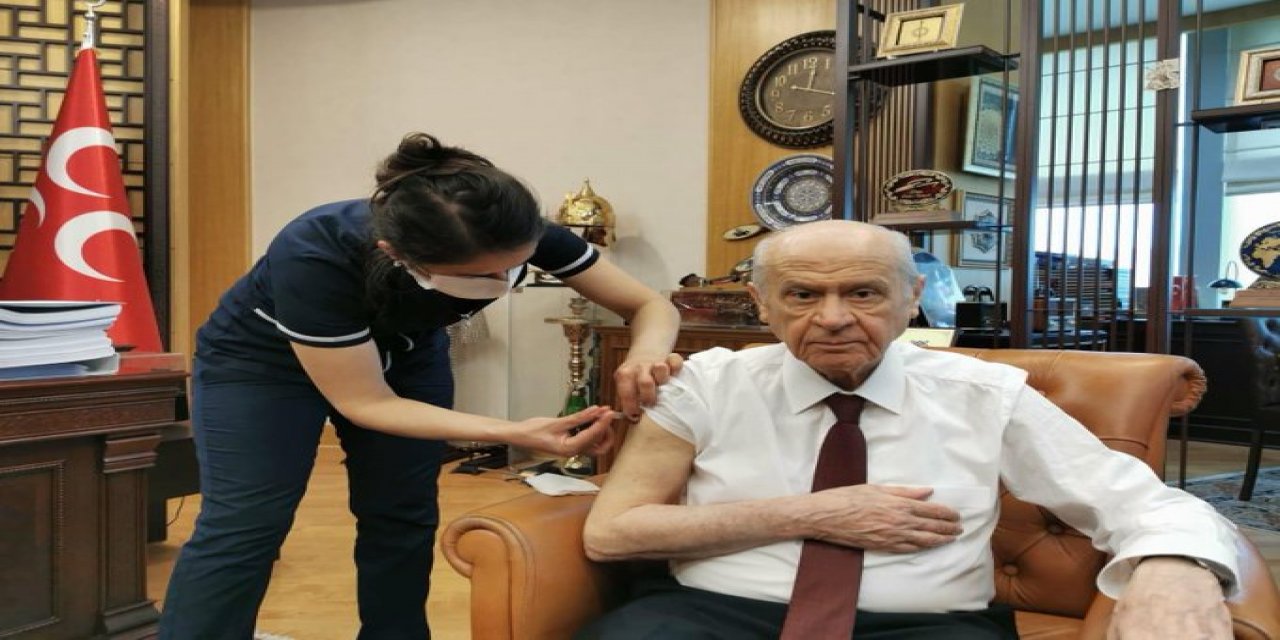 Devlet Bahçeli makam odasında koronavirüs aşısı oldu!