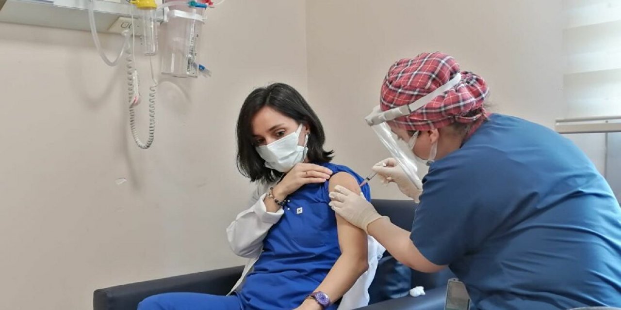 Aşı olanlar yan etkiyle karşılaşırsa ne yapmalı? Sağlık Bakanlığı tek tek sıraladı! İşte ayrıntılar...