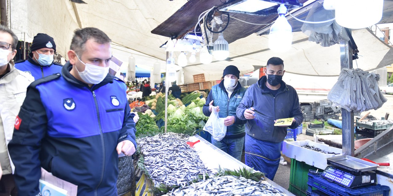 Tuzla’da balık tezgahlarına hamsi boyu denetimi