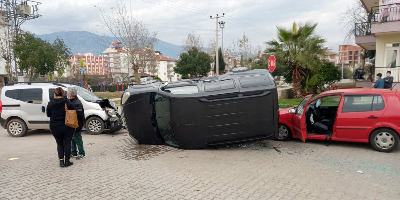 Kontrolsüz kavşakta zincirleme kazada anne-oğul yaralandı