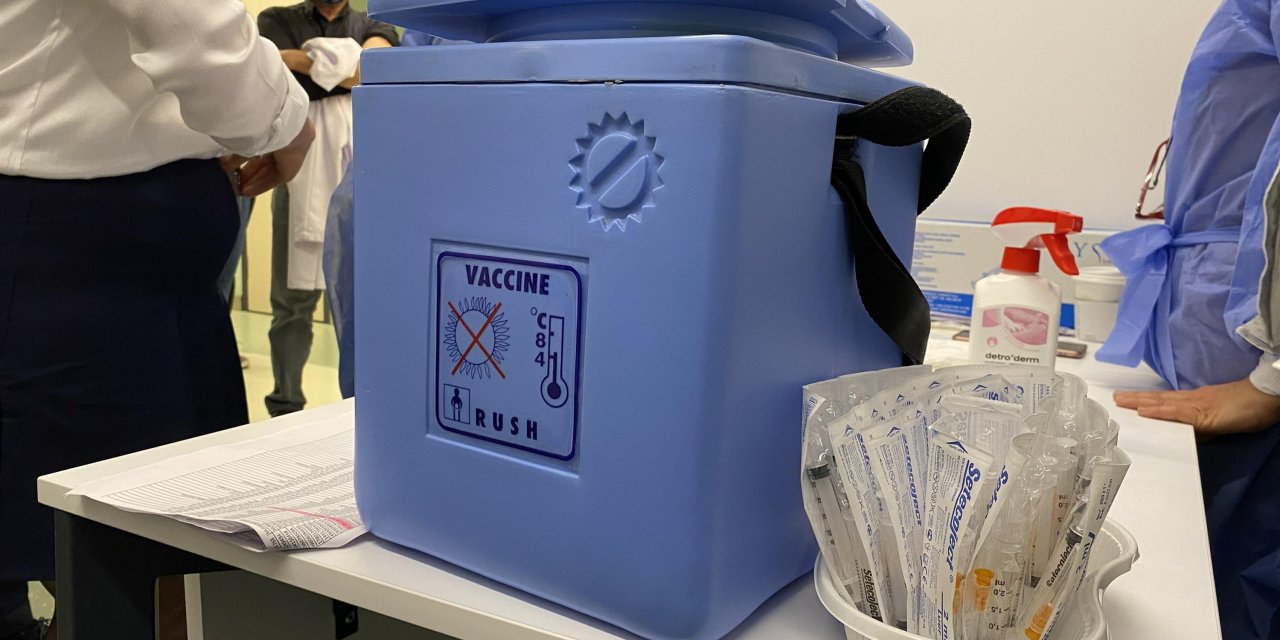 Uzman isimden Kovid-19 aşısıyla ilgili açıklama: Nadir görülen yan etkiler, aşının tipine göre değişebilir