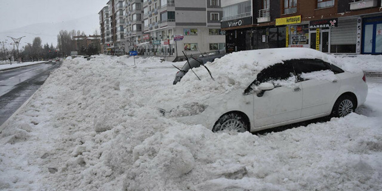 Kar kalınlığının 40 santim olduğu Bitlis’te110 köy yolu kapandı