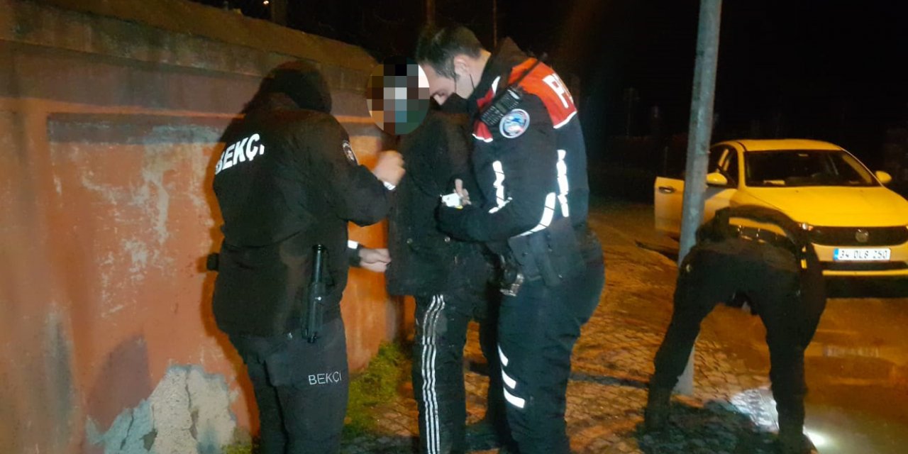 Sokağa çıkma kısıtlamasında, üzerinde uyuşturucuyla yakalandı