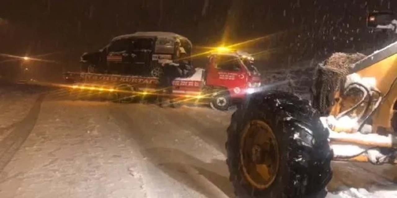 Sındırgı'da etkili olan karda, araçlar yolda kaldı