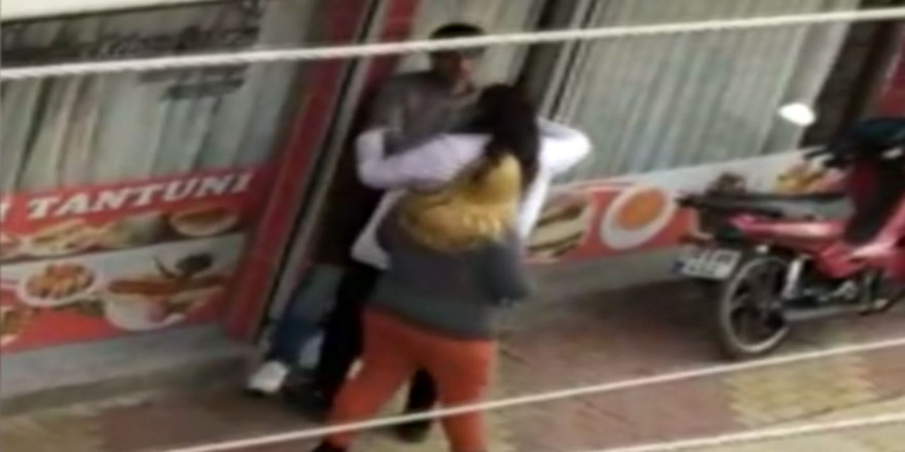 YOLDAN GEÇEN KIZLARDAN BİRİNİN TELEFON NUMARASINI İSTEYİCE: Talep karşısında şaşkına dönen iki kardeş, tekme tokat girişti!