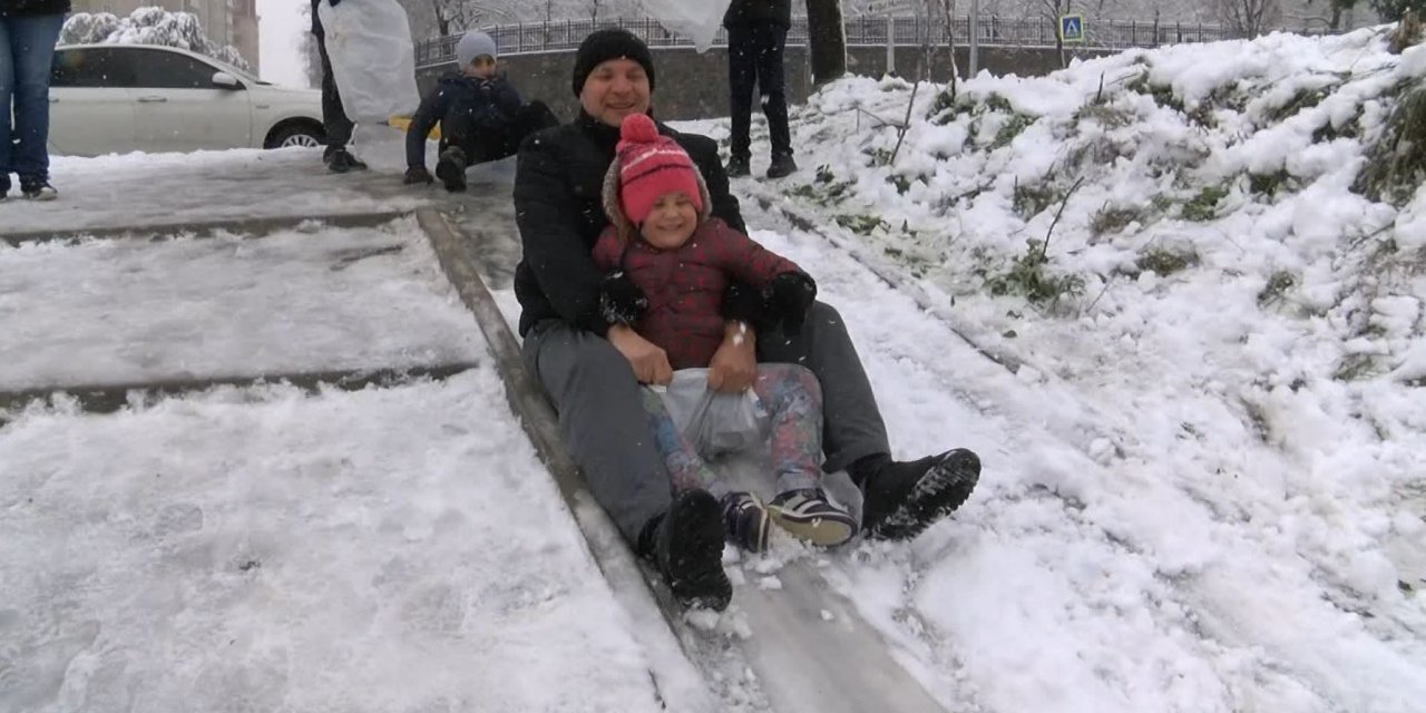Kartal'da çocukların kar keyfi... Anne ve babaları da eşlik etti