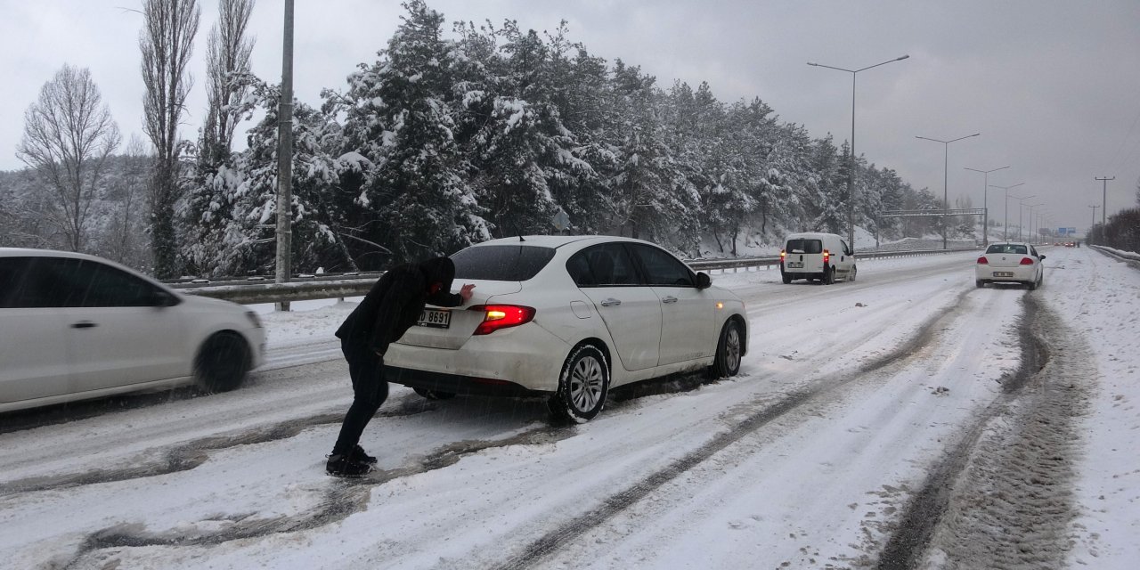 Bursa'da kar sonrası sürücüler zor anlar yaşadı