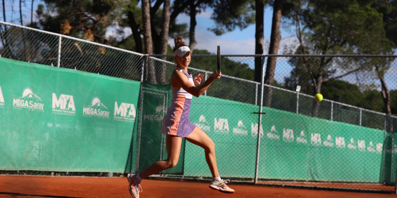 W15 Antalya Tenis Turnuvası'nın galibi Berfu Cengiz