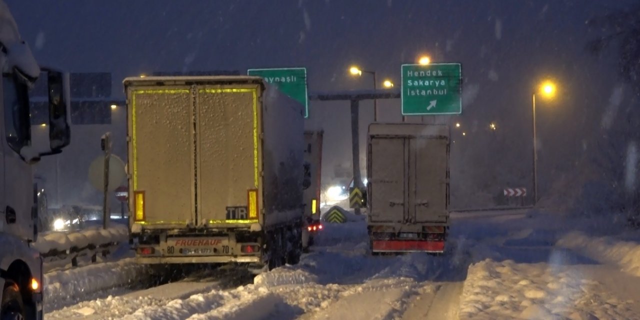 Düzce'de, TEM yolu İstanbul yönü ulaşıma kapandı 