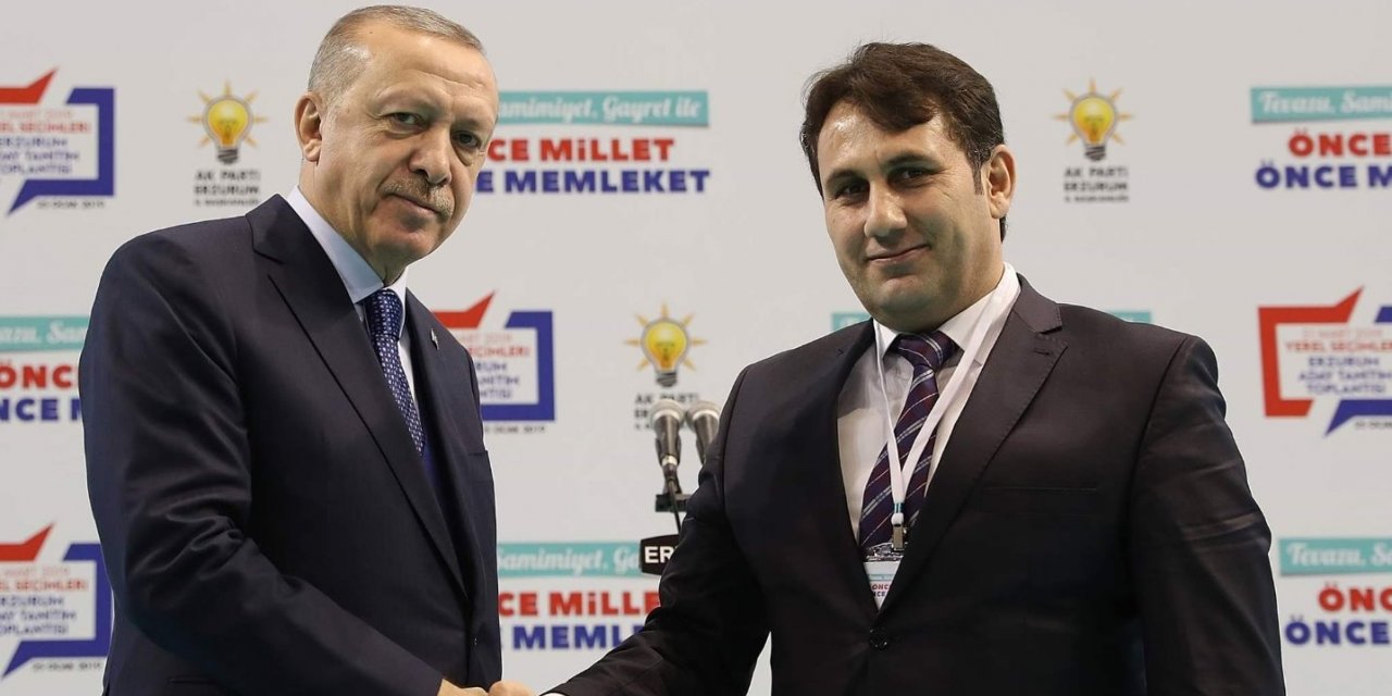 Erzurum’un Çat ilçesi Belediye Başkan Yardımcısı Mazhar Özdemir, Belediye Başkanı AKP'li Melik Yaşar’ın Cumhurbaşkanının ismini kullanarak kanunsuz işler yaptığını paylaştı.