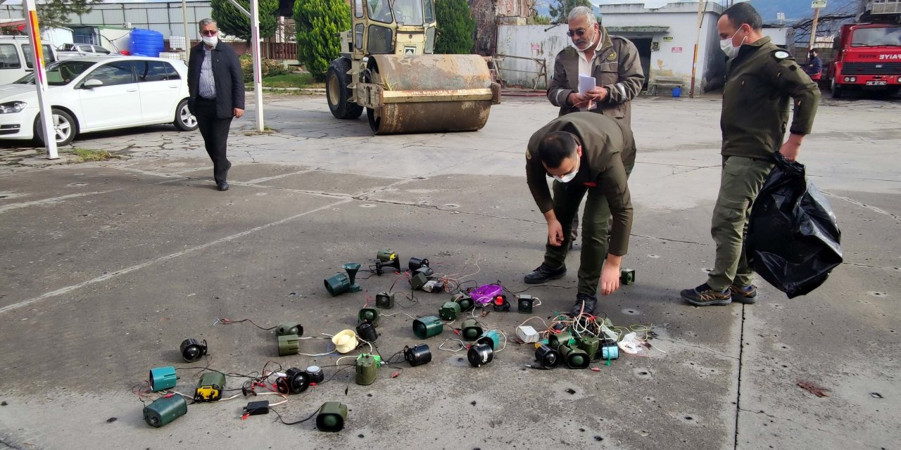 Kaçak avcılıkta kullanılan ses cihazları silindirle imha edildi