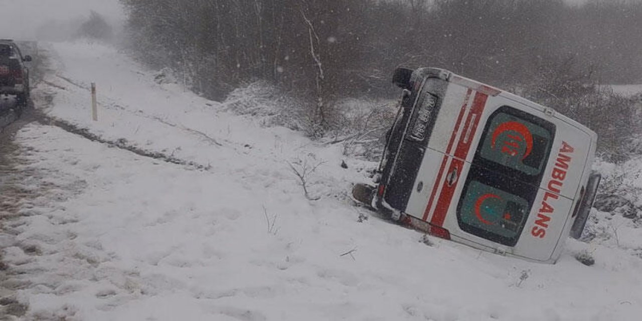 ÇATALCA'DA AMBULANS DEVRİLDİ 