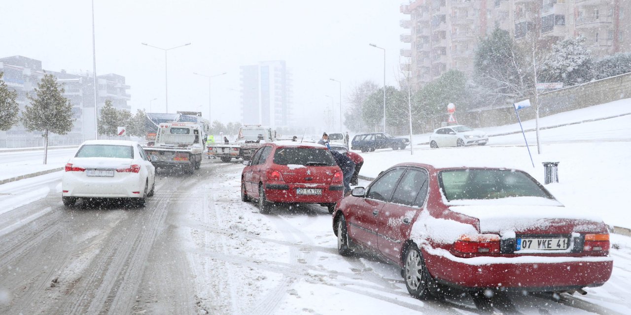 Denizli-Antalya Karayolu, kar nedeniyle ulaşıma kapandı