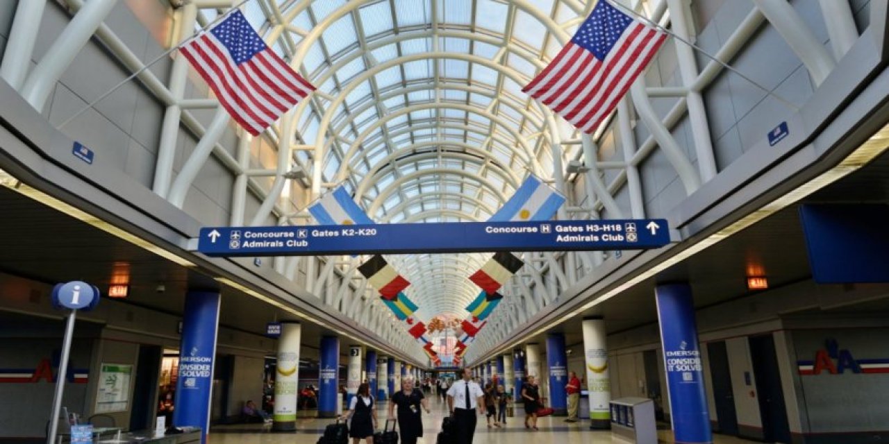 Koronavirüs'ten korktuğu için Uluslararası Havalimanı'nda yaşayan bir kişi; havalimanının yasaklı bölgesine girme ve hırsızlıkla suçlanarak gözaltına alındı.