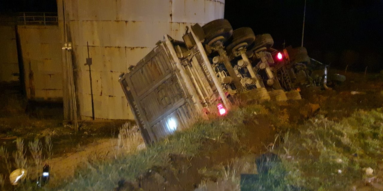 Bursa-Yalova karayolunda buzlanma nedeniyle TIR şarampole uçtu