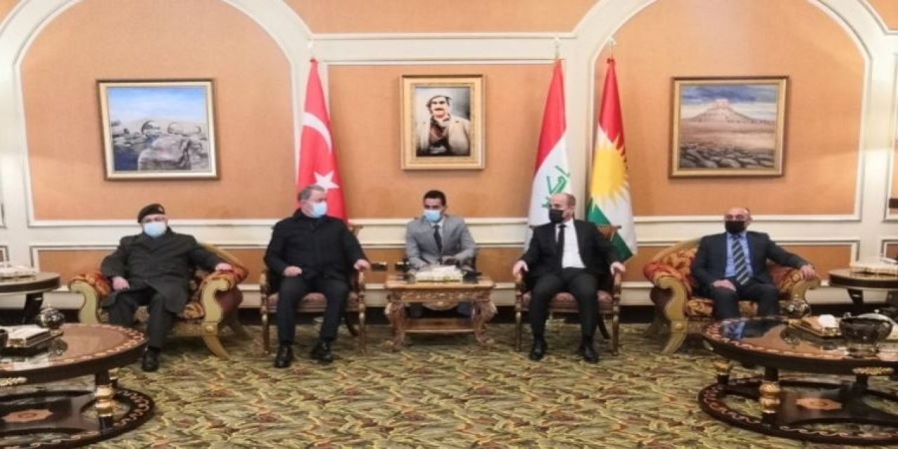 Dikkat çeken görüntü... Hulusi Akar'dan Kürdistan bayrağı önünde fotoğraf!  "Bu fotoğrafı bir muhalefet lideri verse hainlikle suçlanır, linç edilirdi"
