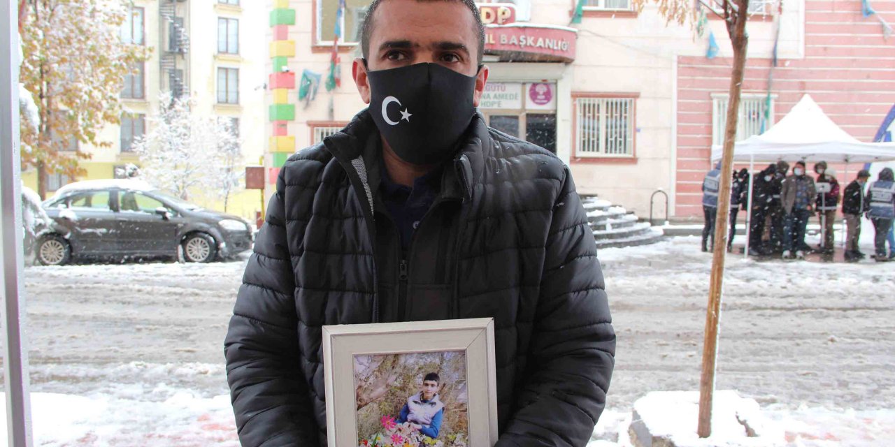 Evlat nöbetindeki aileler, 505'inci günde kar yağışı altında eylemde