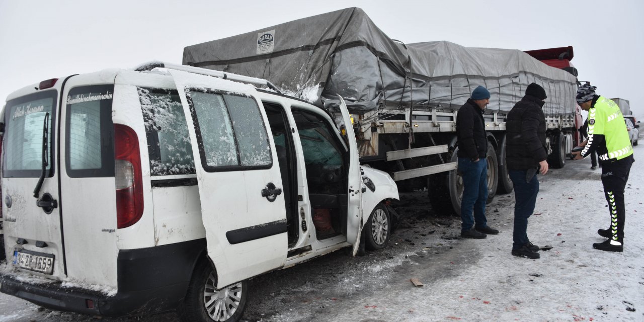 Siverek’te hafif ticari araç, TIR'a arkadan çarptı