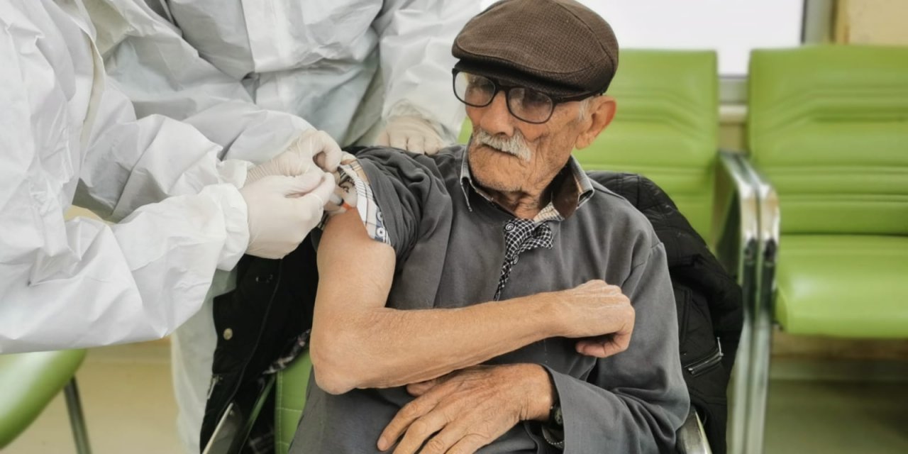 Tunceli'de, huzurevi ve bakımevlerinde aşı uygulaması
