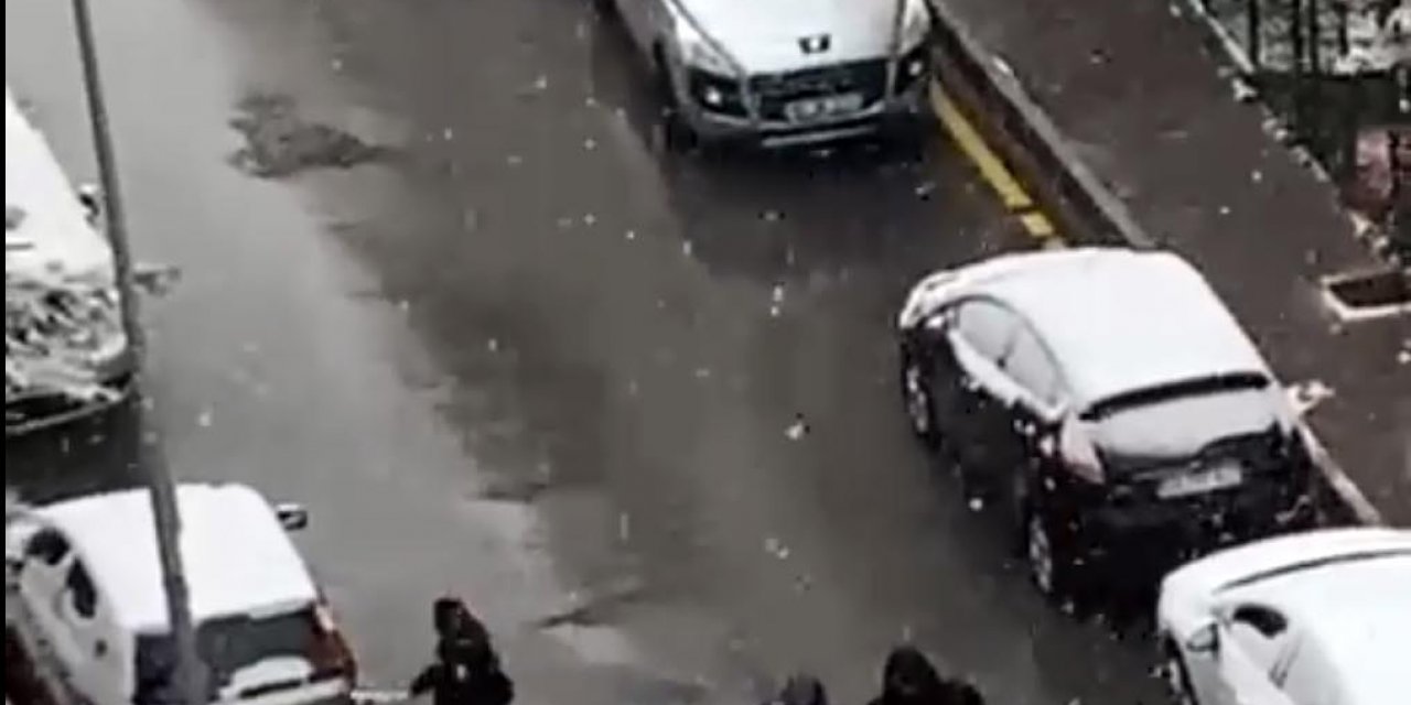 Görüntüde, 5 kişinin Özdağ'a aracının yanındayken sopa ve silahla saldırdığı görüldü: Selçuk Özdağ'a saldırı anı cep telefonu görüntülerinde
