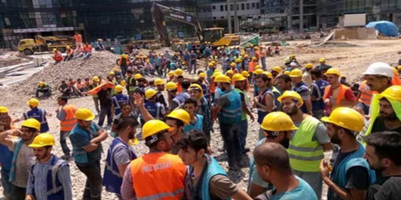 Kılıçdaroğlu'nun beşli çete diye tanımladığı şirketlerden Kalyon Holding’in maaşlarını alamayan yemeklerinden böcek çıkan işçileri sosyal medya hesaplarından isyanlarını duyurdu