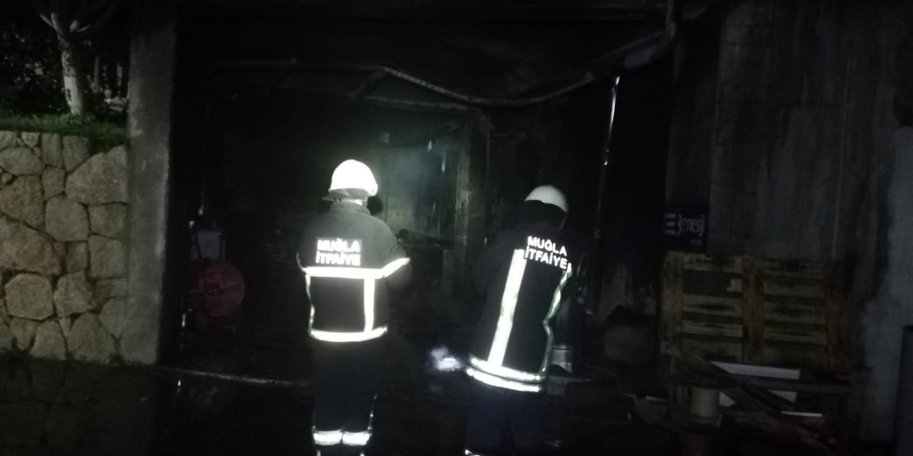 Bodrum'da iş yerinin deposunda yangın paniği