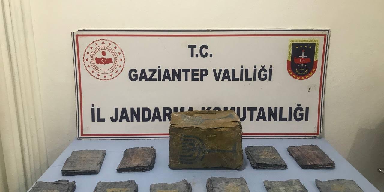 Gaziantep'te 10 adet altın yazılı Tevrat ele geçirildi